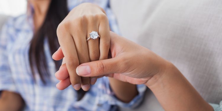 Here is how you can purchase a cost-effective engagement ring.
