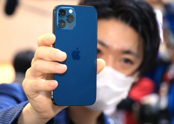 COUNTERPOINT: IPHONES ACCOUNTED FOR 37% OF GLOBAL 5G HANDSET SALES IN JANUARY, AS 5G PHONES MADE UP MORE THAN HALF OF GLOBAL SMARTPHONE SALES FOR THE FIRST TIME (VLAD SAVOV/BLOOMBERG)