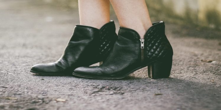 What Should You Think Before Buying Black Leather Women’s Boots?