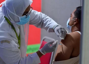 GRAB IS SETTING UP A DRIVE-THROUGH VACCINATION SERVICE ACROSS INDONESIA WITH THE GOVERNMENT, PLANS TO VACCINATE 2,500 DRIVERS AND 5K PEOPLE/WEEK IN BALI CENTER (SORAYA PERMATASARI/BLOOMBERG)