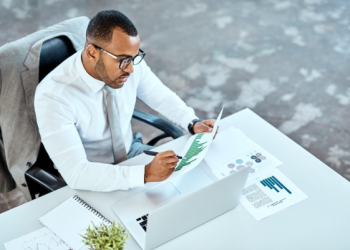 What are the strategies used by businesses to mitigate and manage risk?