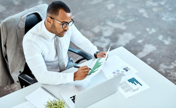 What are the strategies used by businesses to mitigate and manage risk?