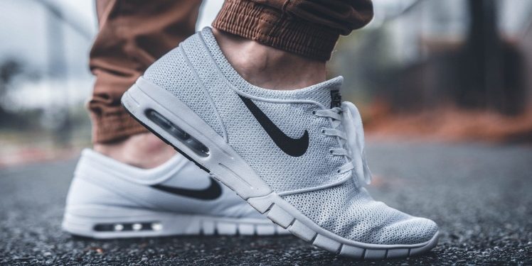 Advantages and Disadvantages of Online Shoe Catalogues