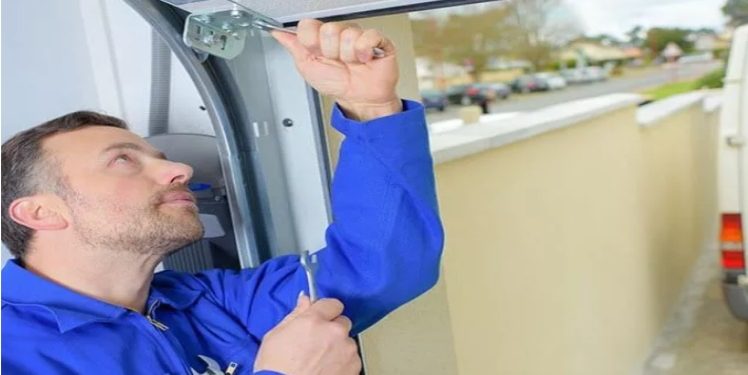 5 Signs It’s Time to Repair Your Garage Door