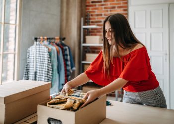 Poly Bags vs. Corrugated Boxes: Which is Best for Your Shipping Needs?