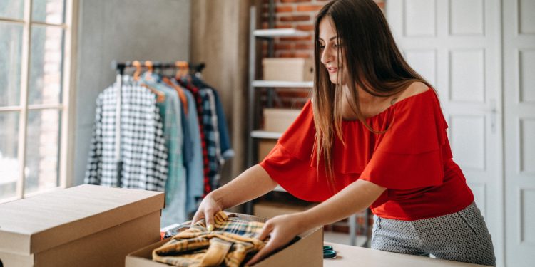 Poly Bags vs. Corrugated Boxes: Which is Best for Your Shipping Needs?