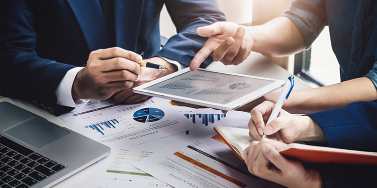 Achieving Outsourcing Success in Banking: Handling Challenges of Outsourcing Banking Services to a Banking BPM Service Provider