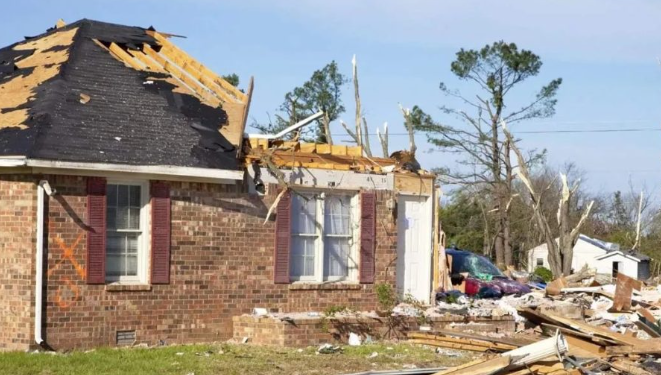 Why You Should Trust a Storm-Damaged House Contractor for Quality Restoration