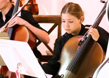 How to Teach Your Child to Play the Violin: A Beginner’s Guide for Parents
